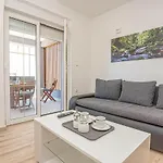 Beach Front Apartment In Brodarica With Wifi Apartamento *