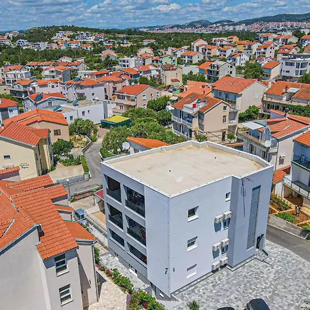 Beach Front Apartment In Brodarica With Wifi Apartamento